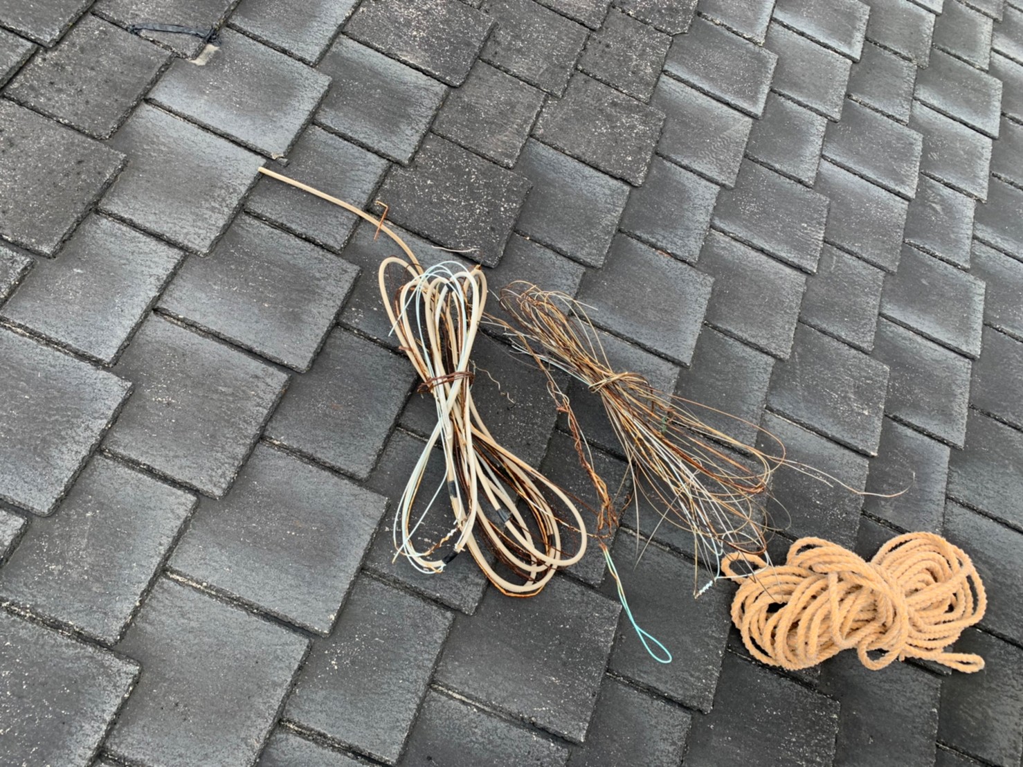 テレビのケーブル線と固定用番線